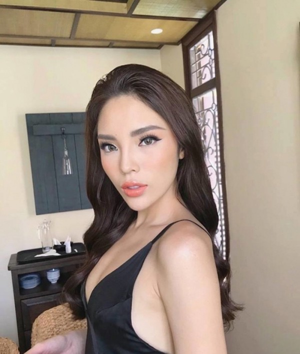 Chiếc mũi thay đổi dù ít những không khó để thấy nó cũng thon gọn và cao hơn, đầu mũi bay hơn. Hay cả đôi môi dày đúng chuẩn xu hướng môi tều của Kỳ Duyên nhiều lần được soi ra, không phải vốn tự nhiên mà có.