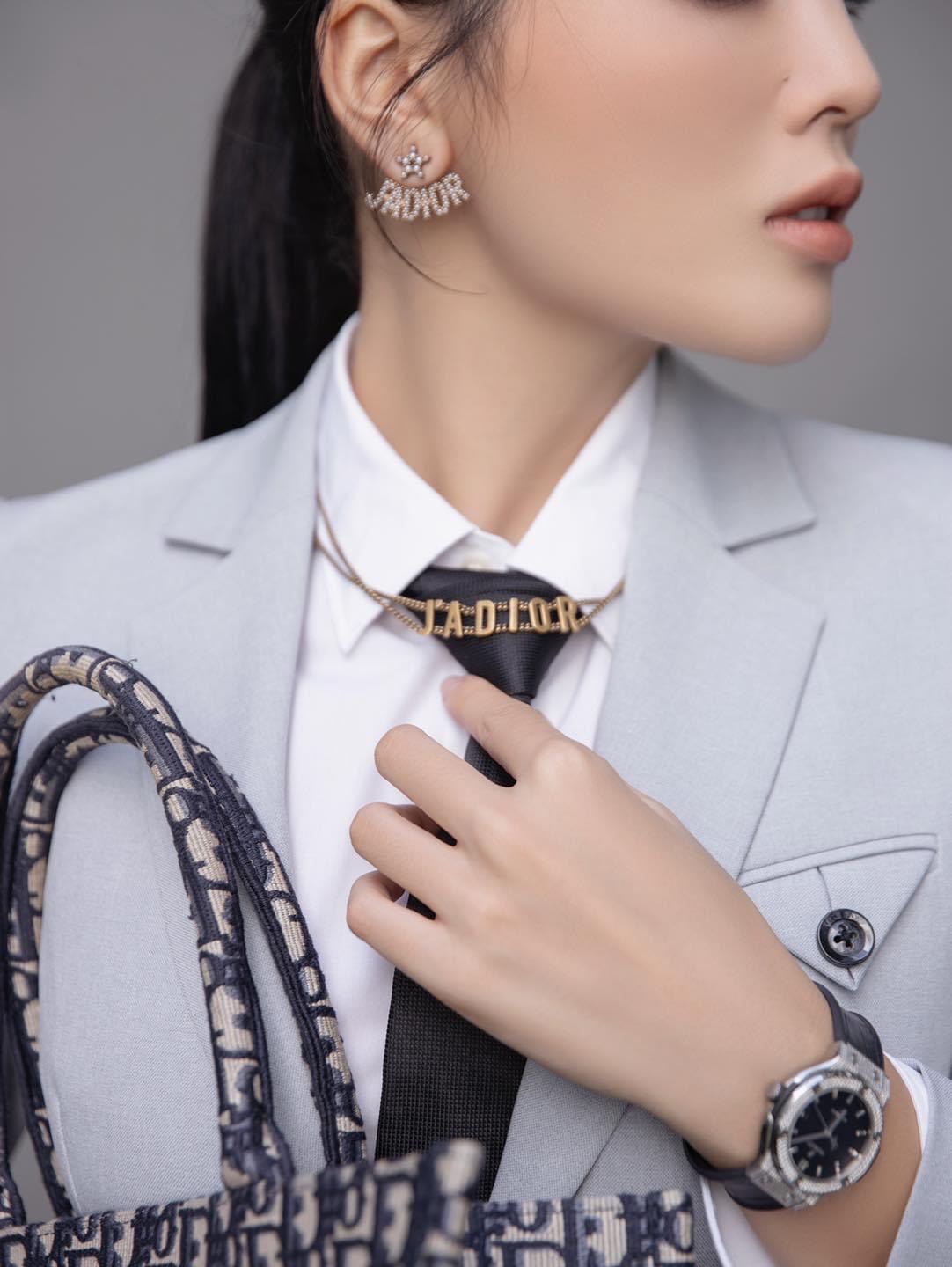 Theo đuổi phong cách quyến rũ táo bạo, đôi môi dày của Kỳ Duyên sau khi tiêm filler lại càng phù hợp hơn với cô nàng.