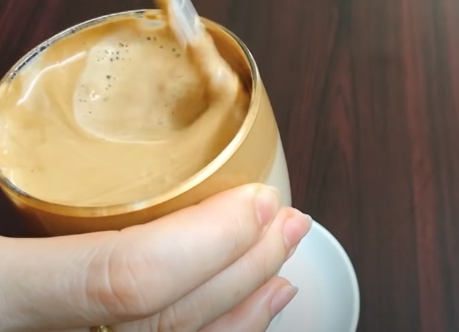 Cách làm cà phê bọt biển lớp bọt mịn, thơm ngon - 4