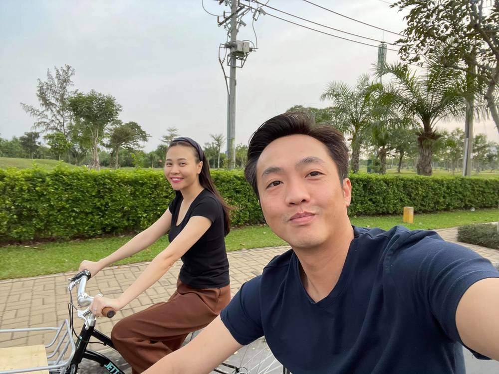Tranh thủ khoảnh khắc cùng vợ đạp xe, Cường Đô La nói lời ngôn tình bằng tiếng Anh với Đàm Thu Trang.