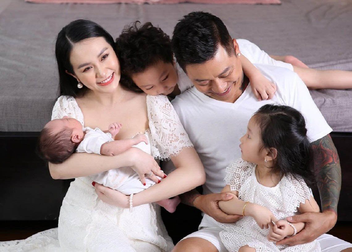 Mọi khi xưng bố với mẹ, nhưng hôm nay xưng anh với em để trái tim trẻ lại, và viết hay nói những lời hạnh phúc nhất dành cho em. Hãy tin ở tình yêu và những nỗ lực cố gắng từng ngày của anh nhé, nam ca sĩ từng nhắn gửi vợ trong dịp kỷ niệm ngày cưới.