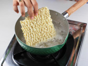 Bếp Eva - Những sự thật về mì tôm khiến bạn phải ngã ngửa, hối hận khi biết quá muộn