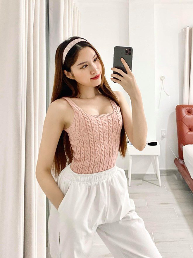 Nhiều fan nhận xét giọng thật của nữ MC tuy không ấm và trong như trên tivi nhưng nói chuyện nghe dễ thương.