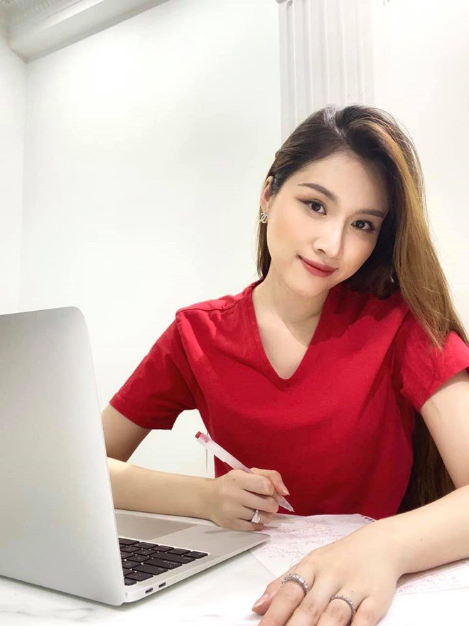 Cô còn có thành tích học tập tốt, từng đậu thủ khoa ngành Kinh doanh Thương mại, Đại học Nha Trang.