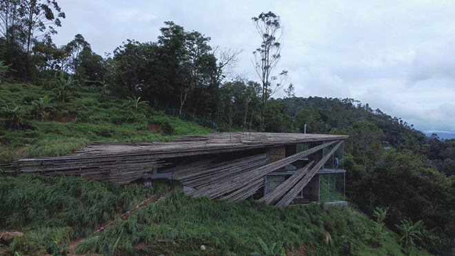 Ngỡ ngàng với khung cảnh bên trong ngôi nhà gỗ 2 tầng có hình thù kì dị - 1