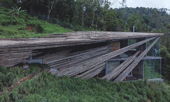 Ngỡ ngàng với khung cảnh bên trong ngôi nhà gỗ 2 tầng có hình thù kì dị - 4