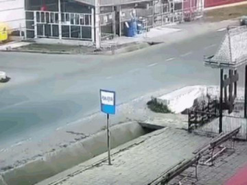 Clip: Kinh hoàng cảnh 3 ô tô di chuyển ba hướng tông nhau ở ngã tư