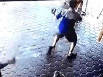 Clip: Cha phản ứng xuất thần, cứu sống 2 con nhỏ trước đầu xe điên