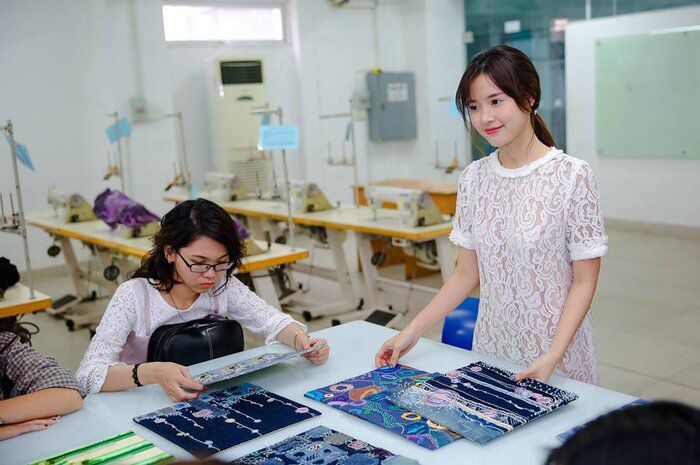 Mải mê làm cô giáo, Ngọc Khuê - Thùy Chi - Midu amp;#34;bỏ quênamp;#34; showbiz - 7