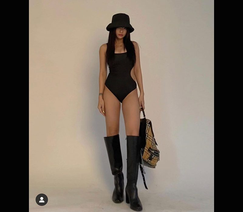 Bodysuit được cô mix kèm boots cao cổ và mũ đồng điệu một màu đen tuyền nhưng đầy tính thời trang.
