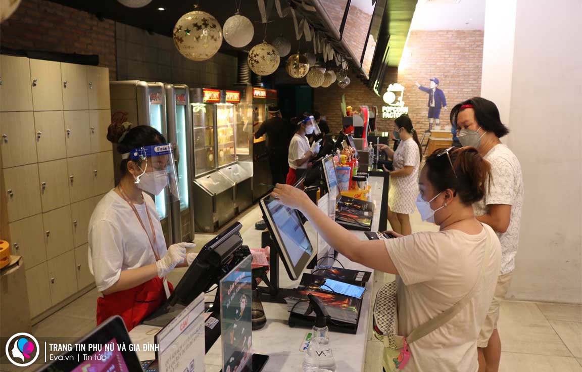 Sảnh rạp phim sáng đèn đón khách, bạn trẻ hào hứng check-in