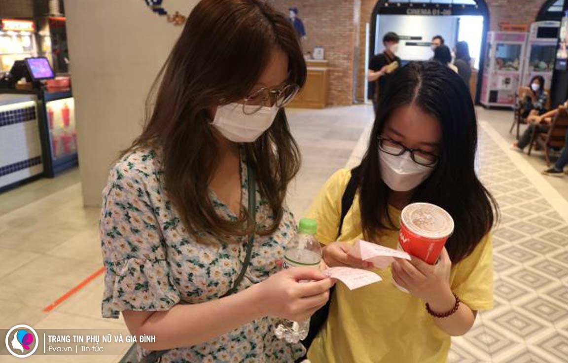 Rạp phim mở lại, giới trẻ TP.HCM tận hưởng thú vui nửa đêm, không quên điều quan trọng số 1 - 4