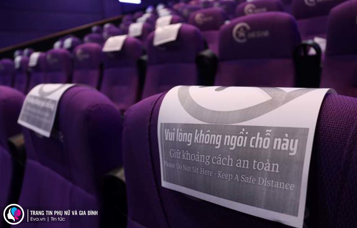 Rạp phim TP.HCM tuân thủ quy định giãn cách, khử khuẩn, khai báo y tế
