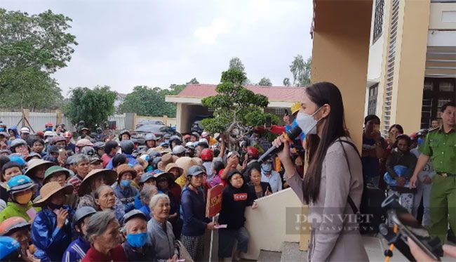 Ca sĩ Thủy Tiên đến huyện Triệu Phong, tỉnh Quảng Trị phát quà hỗ trợ đồng bào bị lũ lụt vào tháng 11/2020. Ảnh: Ngọc Vũ.