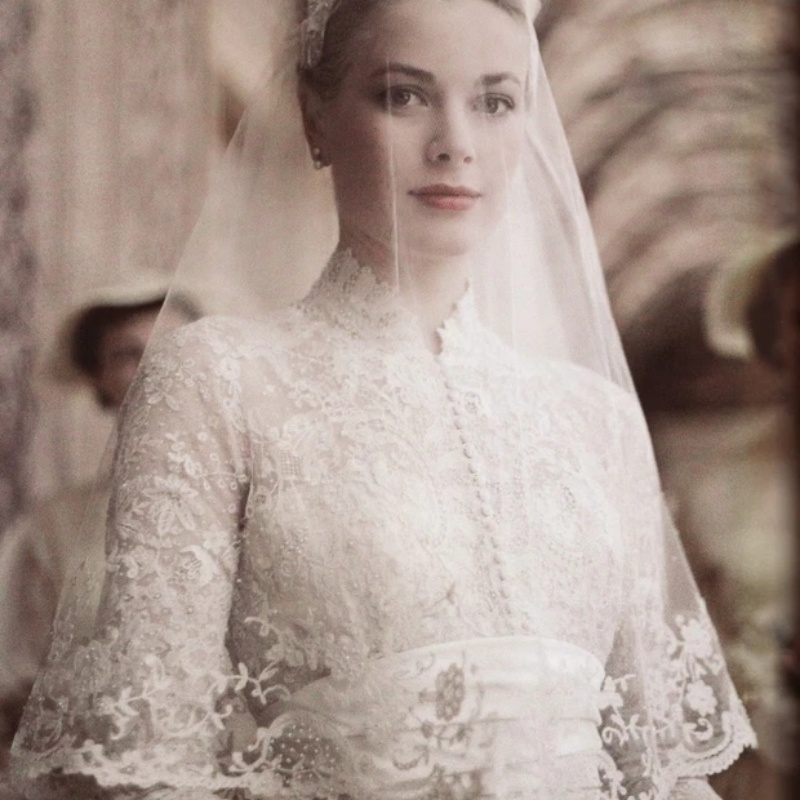 Năm 1956, Grace Kelly có đám cưới đi vào huyền thoại. Bà kết hôn với Hoàng thân công quốc Monaco Rainier III. Kelly trở thành thành viên đắt giá của hoàng gia.
