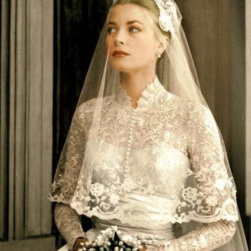 Trong ngày cưới, Kelly đẹp đến thổn thức trong bộ váy cưới ren trắng. Bà không khác gì một cô dâu quyền lực, đẹp lộng lẫy.
