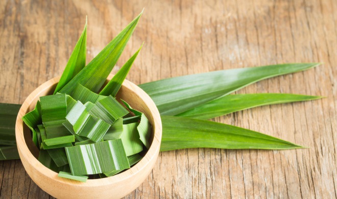 Một số món ăn thường được người nấu bỏ vào vài lá dứa thơm để thức ăn có mùi thơm hấp dẫn như các món chè, kem, sắn luộc, bánh...