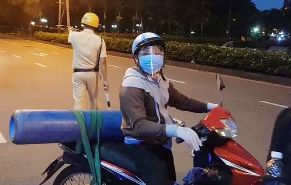 Câu chuyện ông bố chở bình ôxy cứu con trong đêm đầu TP.HCM hạn chế ra đường sau 18 giờ khiến dân mạng xúc động