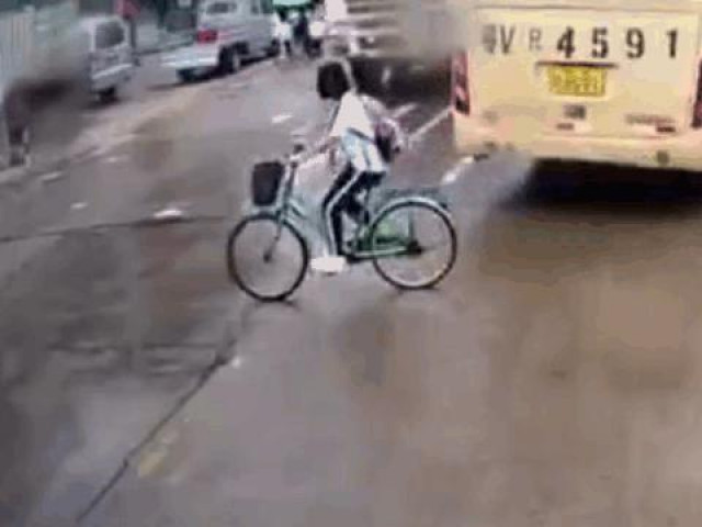 Clip Eva - Clip: Nữ sinh thoát chết trước đầu xe tải nhờ cú "quay xe" ở phút chót