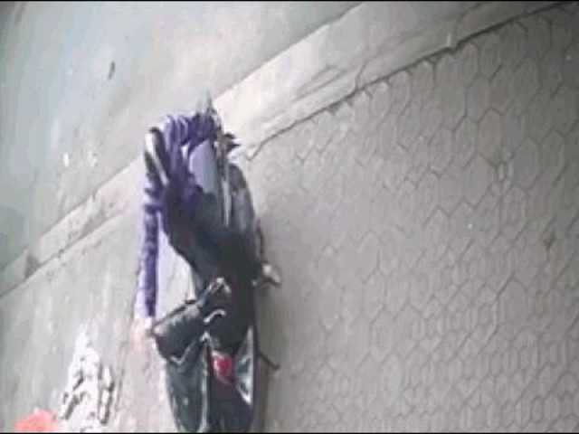 Clip Eva - Đang bẻ khóa SH, tên trộm vội vàng tháo chạy và cái kết hài hước