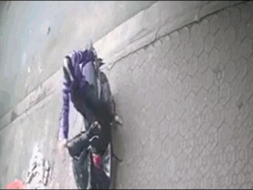 Clip: Đang bẻ khóa SH, tên trộm vội vàng tháo chạy và cái kết hài hước