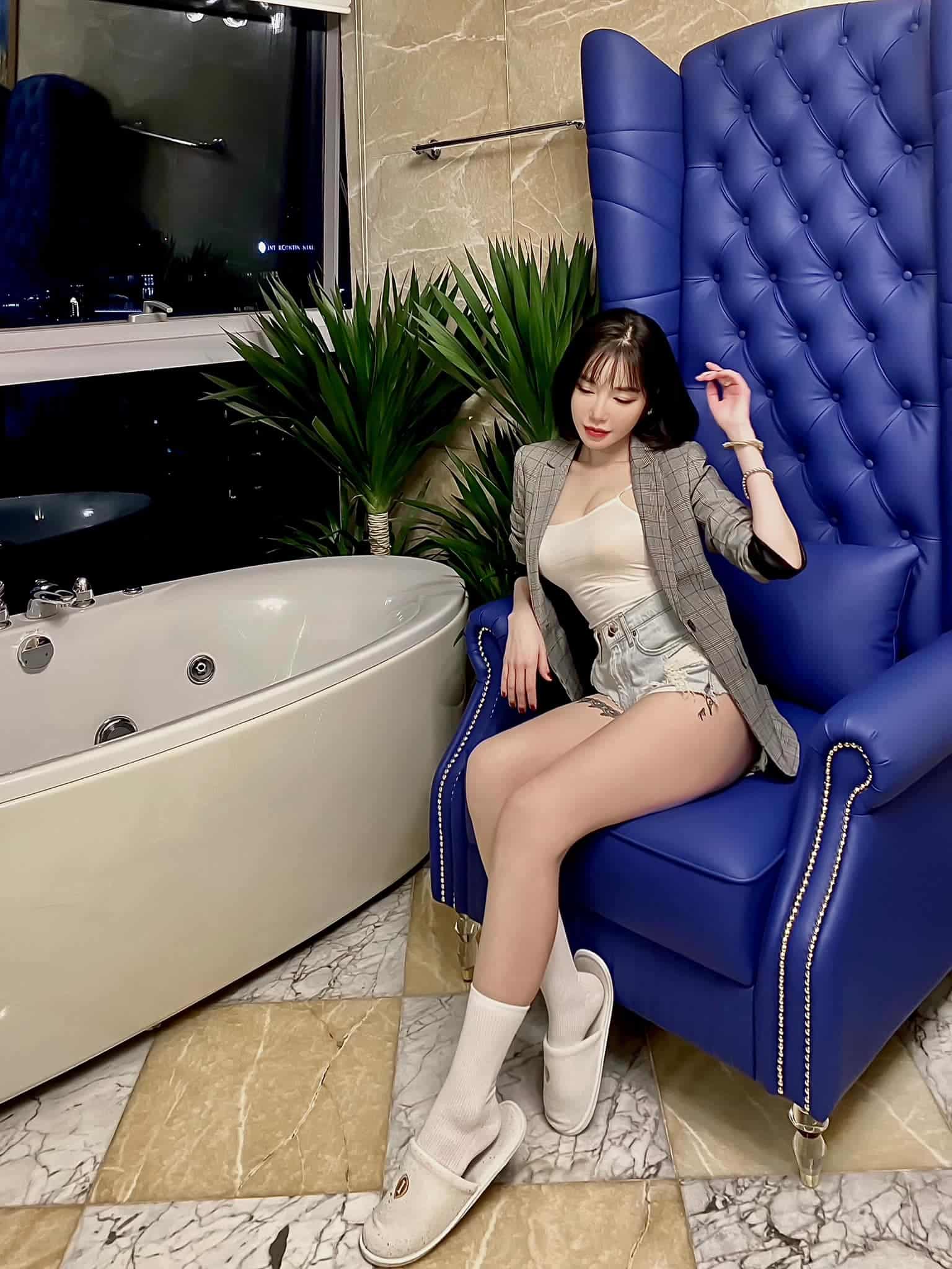 Elly Trần amp;#34;lên sóngamp;#34; với tóc ngắn, ngực đầy eo thon như lu mờ trước gương mặt búp bê sống - 3