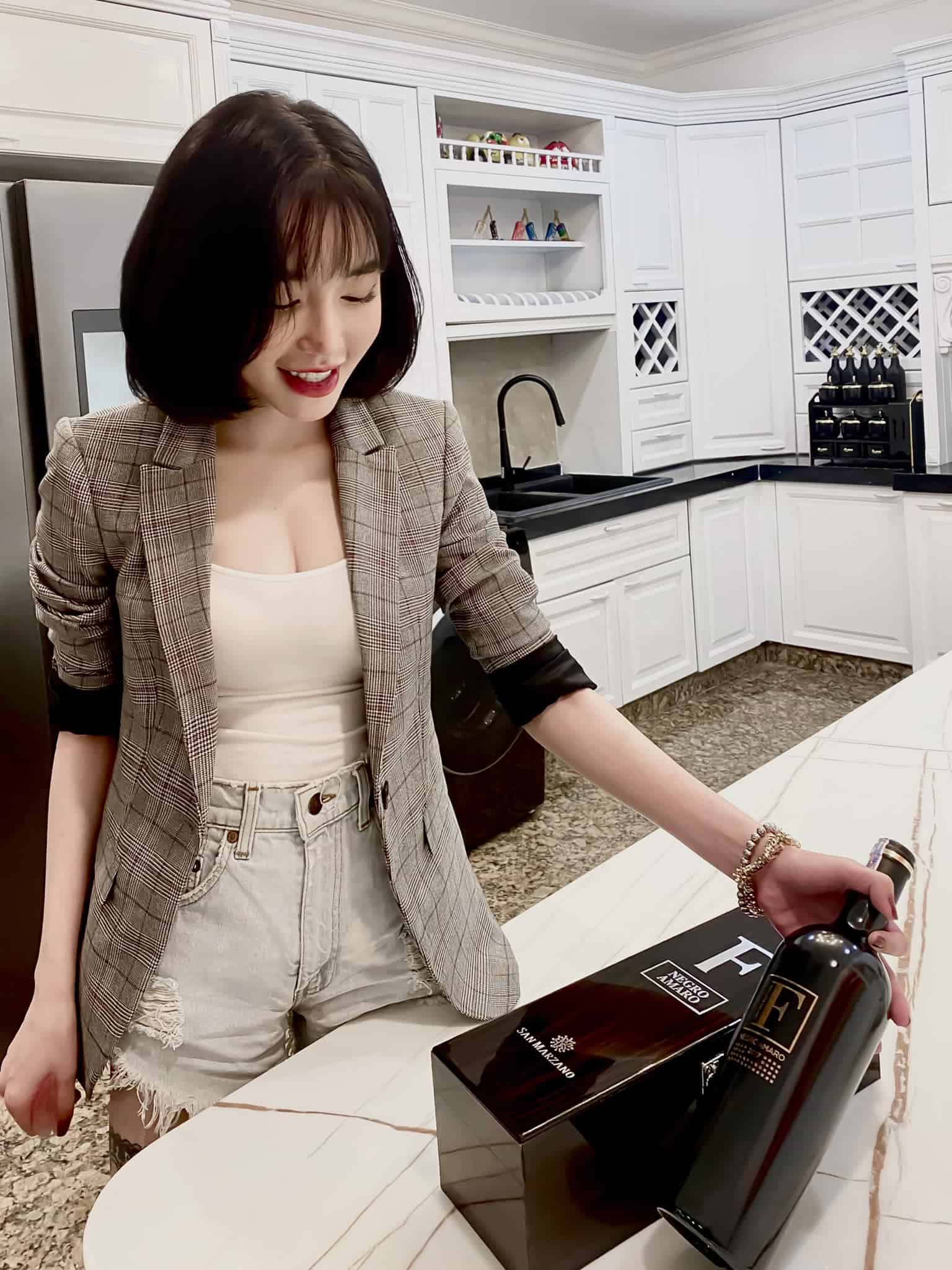 Elly Trần amp;#34;lên sóngamp;#34; với tóc ngắn, ngực đầy eo thon như lu mờ trước gương mặt búp bê sống - 1