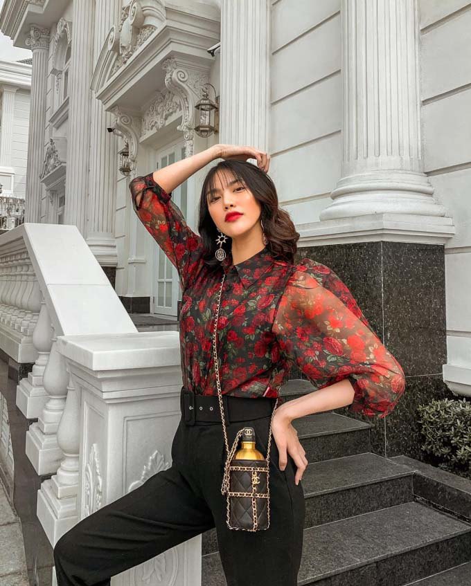 Ở nhà nhưng Lan Khuê vẫn lên đồ, trang điểm cầu kỳ. Cô dát hàng hiệu sang chảnh từ đầu đến chân.