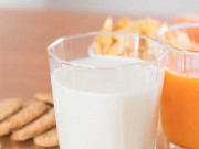 Sức khỏe - Buổi sáng uống sữa hay nước cam? Không ít người sẽ phải thay đổi thói quen khi biết đáp án