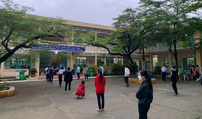 Học sinh Trường THPT Nguyễn Duy Hiệu xếp hàng chờ lấy mẫu xét nghiệm.