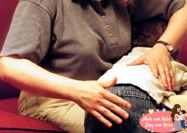 Các chuyên gia cho biết mông trẻ nhỏ chứa nhiều mạch máu liên kết với cột sống nên khi bị đánh quá mạnh vào mông, trẻ sẽ bị tác động mạnh về thể chất.