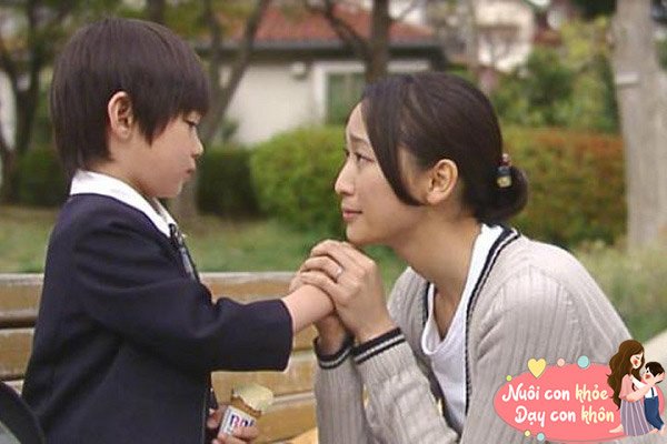 Cha mẹ nên bình tĩnh giao tiếp và trao đổi, kiên nhẫn chỉ ra lỗi sai của trẻ, giúp trẻ nhận ra lỗi sai và khuyến khích trẻ có ý thức sửa chữa. 