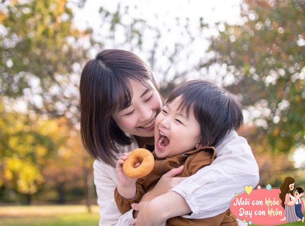 Hãy cư xử tử tế và nhẹ nhàng, trẻ sẽ học cách xử sự với người khác bằng sự bình tĩnh và tôn trọng. 