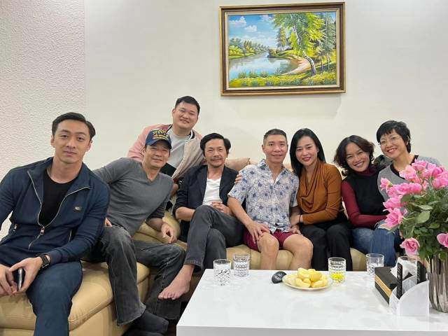 Sao Việt 24h: Phương Oanh ngồi bên 2 ông bố nhưng dân tình chỉ để ý đôi vợ chồng cũ