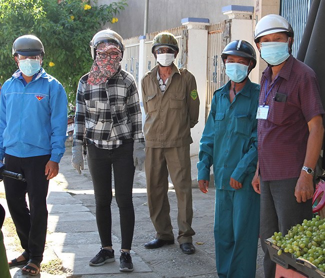 Chị T. ( thứ 2 từ trái sang), Phó chủ tịch UBND phường Bảo An, TP.Phan Rang-Tháp Chàm cùng đoàn công tác đi chống dịch Covid-19. Ảnh: Thái Sơn Ngọc
