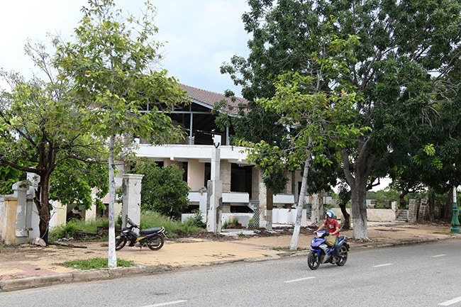 Ngôi nhà bị bỏ hoang một thời gian dài nằm cuối đường 16 Tháng 4 ở khu phố 6, phường Mỹ Bình, TP.Phan Rang - Tháp Chàm - nơi phát hiện thi thể nạn nhân. Ảnh: Đức Cường