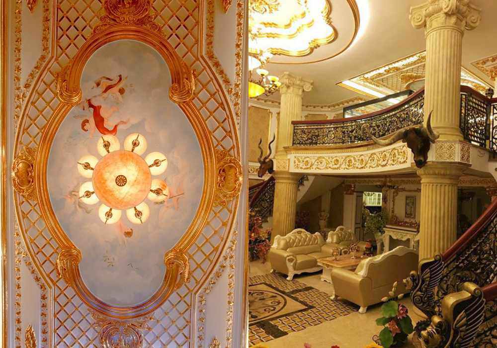 Họa tiết trên trần và hệ thống cột nhà đều được dát vàng trang trí.