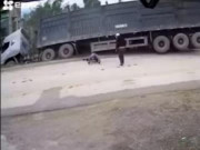 Clip Eva - Tài xế container đánh lái xuất thần, cứu mạng 2 người đi xe máy