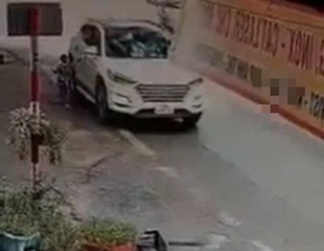Hiện trường vụ mẹ lái ô tô tông trúng con. Ảnh cắt từ clip