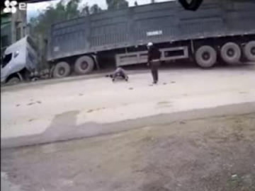  Clip: Tài xế container đánh lái xuất thần, cứu mạng 2 người đi xe máy 