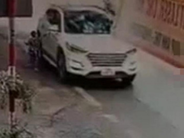 Nhân chứng kể lại giây phút bé trai chạy theo xe mẹ không may bị tông tử vong khiến ai cũng đau lòng