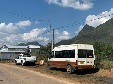 Xe đưa đón học sinh bị rơi cửa, 4 học sinh văng ra ngoài, 1 em tử vong