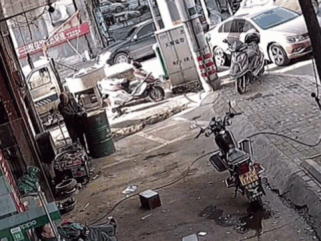 Clip Eva - Thùng phuy phát nổ kinh hoàng, suýt văng trúng mặt người đàn ông