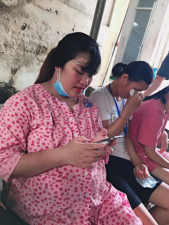 10X dân tộc mang bầu, chồng Hàn hơn 20 tuổi bưng nước rửa chân, đi sinh viện lụp xụp - 9
