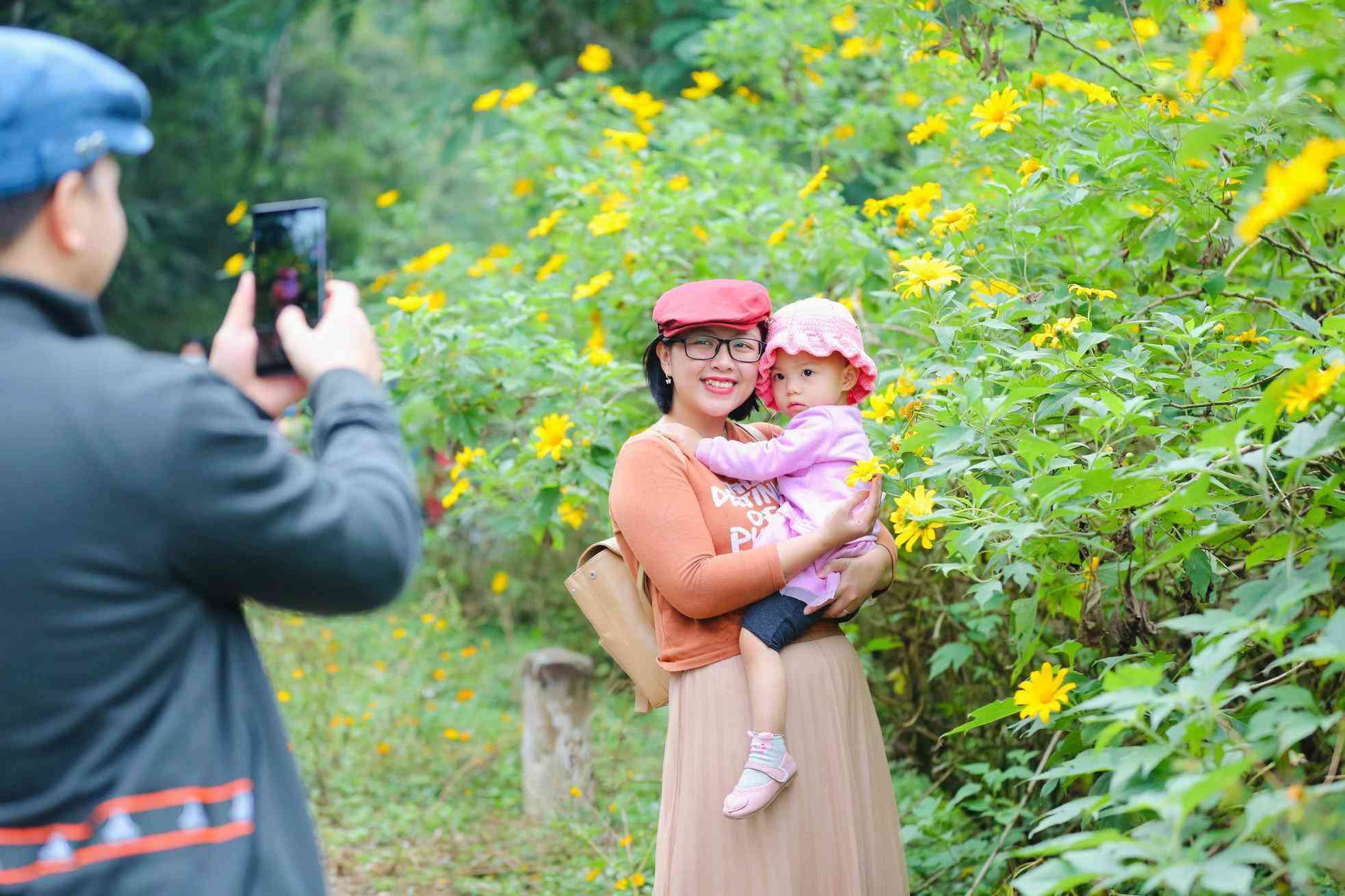 Gia đình anh Cao Thanh Hùng tranh thủ ngày cuối tuần tiết trời dễ chịu đã lựa chọn rừng hoa dã quỳ ở Ba Vì làm chuyến dã ngoại đổi gió: Vợ chồng tôi rất thích hoa dã quỳ vì hoa mang một vẻ mộc mạc, hoang dã nhưng vẫn đẹp rạng rỡ, thu hút mọi ánh nhìn.