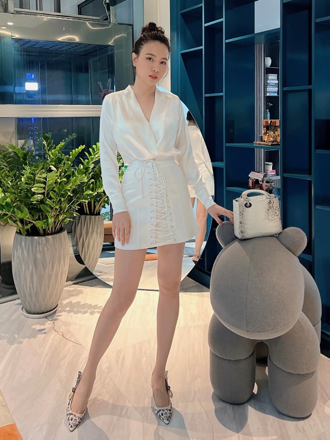Sở hữu chiều cao là 1m73 cùng xuất thân là một người mẫu thành công, Đàm Thu Trang xinh đẹp và thuyết phục tuyệt đối với các item váy ngắn trên nửa đùi. Đôi chân thon thả này hoàn toàn không có dấu vết gì của việc vừa sinh nở chỉ 1 năm vài tuần.