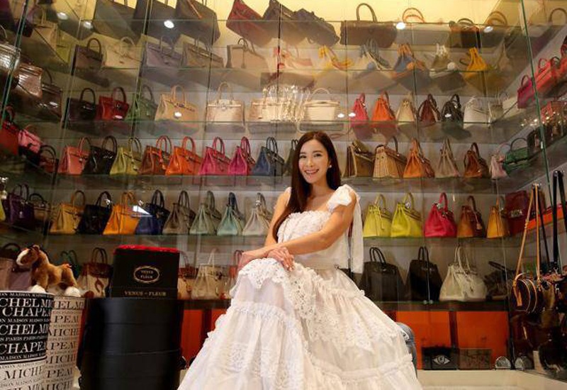 Jamie Chua từng gây sốc khi sở hữu bộ sưu tập túi Hermes nhiều nhất thế giới. Cô đã mua khoảng hơn 200 chiếc túi từ thương hiệu này. Chiếc túi đắt nhất có giá khoảng 300.000 đô la Singapore (gần 5 tỷ đồng) với da cá sấu và nạm kim cương. 
