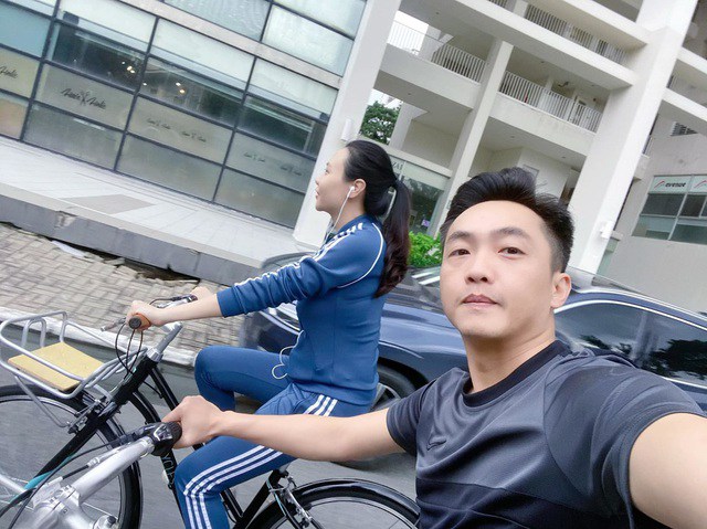 Đàm Thu Trang còn thường cùng chồng đạp xe để tiêu hao năng lượng dư thừa. Đạp xe nếu biết cảm nhận cơ sẽ rất ăn vào phần mông, đùi trước và cả cơ bụng.