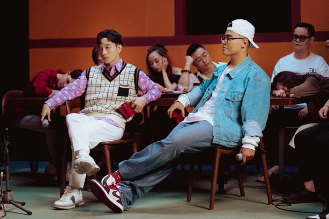 Kết hợp với GDucky, Hoàng Dũng cũng chọn cho mình phong cách trẻ trung, cá tính. 