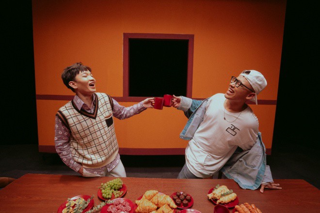 Không còn là Hoàng Dũng an toàn với những trang phục đơn sắc, nam ca sĩ đã mang đến tạo hình nhiều màu sắc hơn, coi đây là cơ hội thay đổi chính mình. 